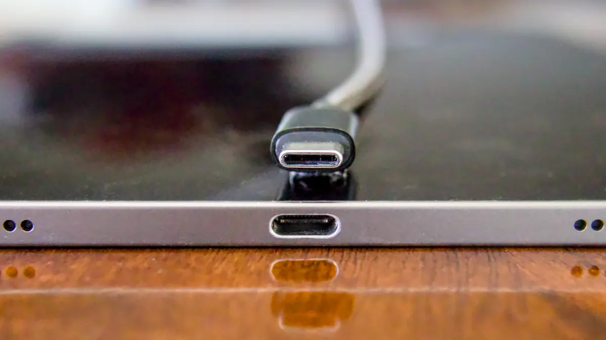 موصل USB‑C وقبسه المقابل