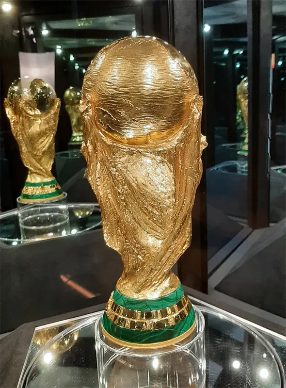 مجسم كأس العالم لكرة القدم الذهبي داخل واجهة عرض