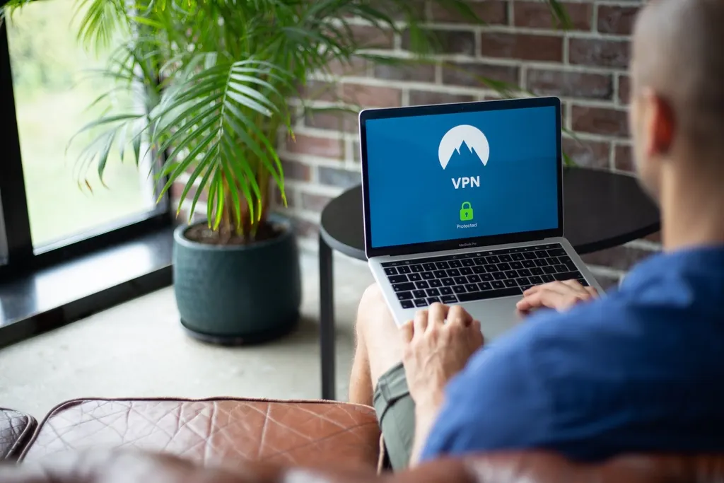 شخص يستخدم حاسوبًا تظهر عليه واجهة توضح اتصال VPN محمي