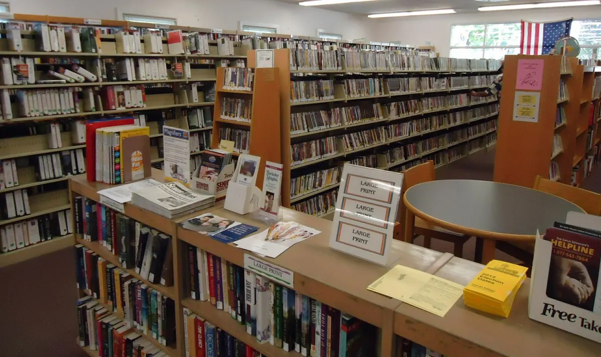 ممر بين رفوف كتب في مكتبة عامة