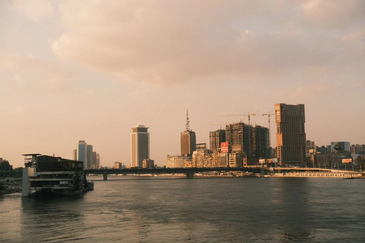 مبانٍ على ضفاف نهر النيل في القاهرة عند الغروب