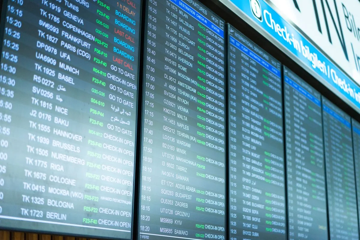 شاشة رحلات دولية في مطار تتضمن وجهات أوروبية متعددة