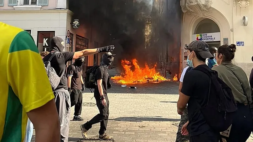 محتجون قرب حريق في شارع بمدينة مرسيليا خلال مظاهرات ١٧ أكتوبر ٢٠٢٦