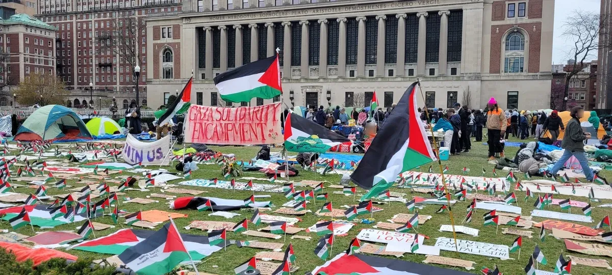 أعلام فلسطينية في تجمع تضامني بجامعة كولومبيا