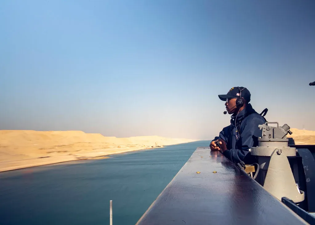 أحد أفراد طاقم السفينة نورماندي أثناء عبورها قناة السويس